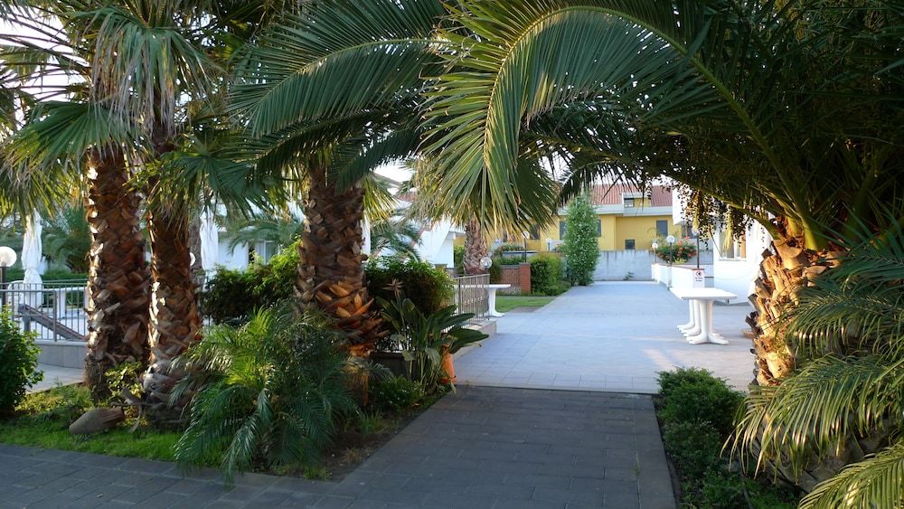 King's House Hotel Resort -1 étoiles à Mascali