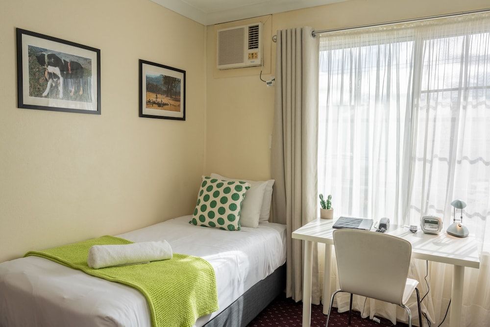 The Henry Parkes Motel Tenterfield 2