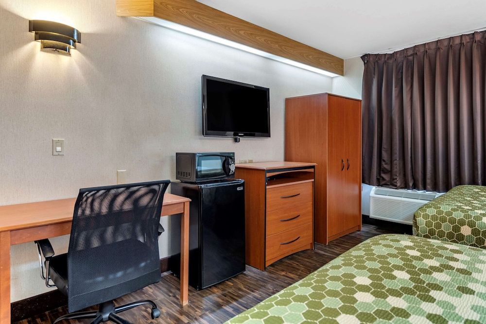 Econo Lodge North Academy 3