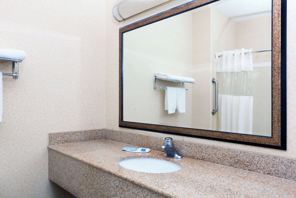 Howard Johnson by Wyndham Bakersfield 3