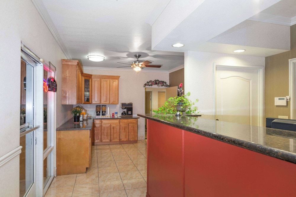 Howard Johnson by Wyndham Bakersfield 2