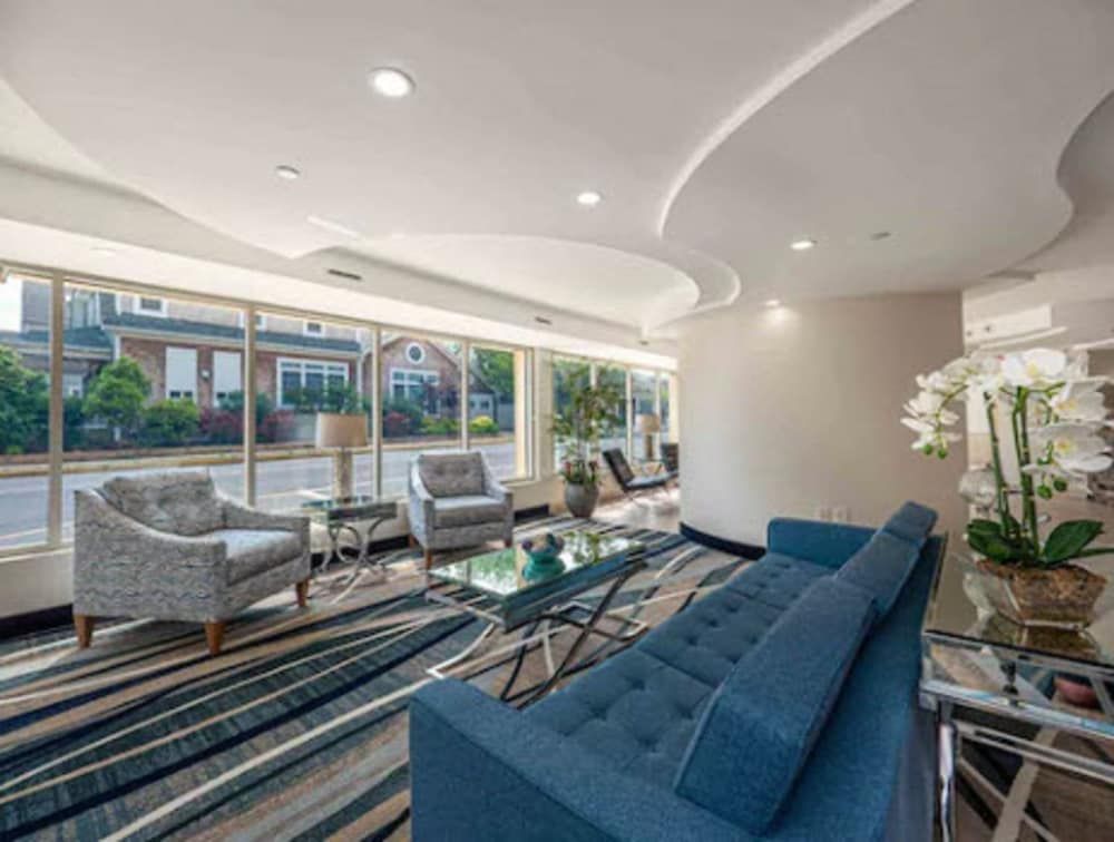 The Breakers Hotel & Suites 2