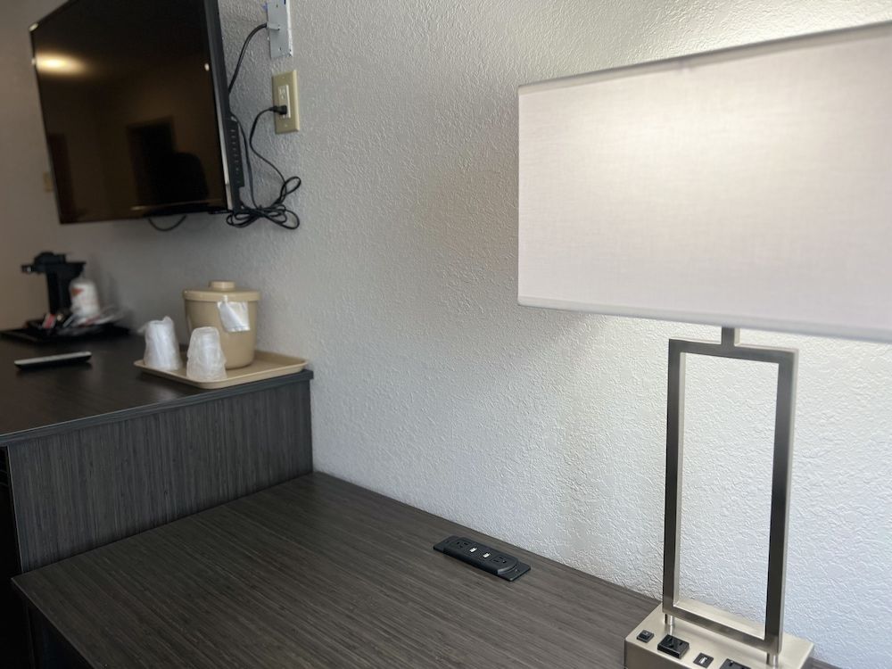 Econo Lodge Louisville East 3