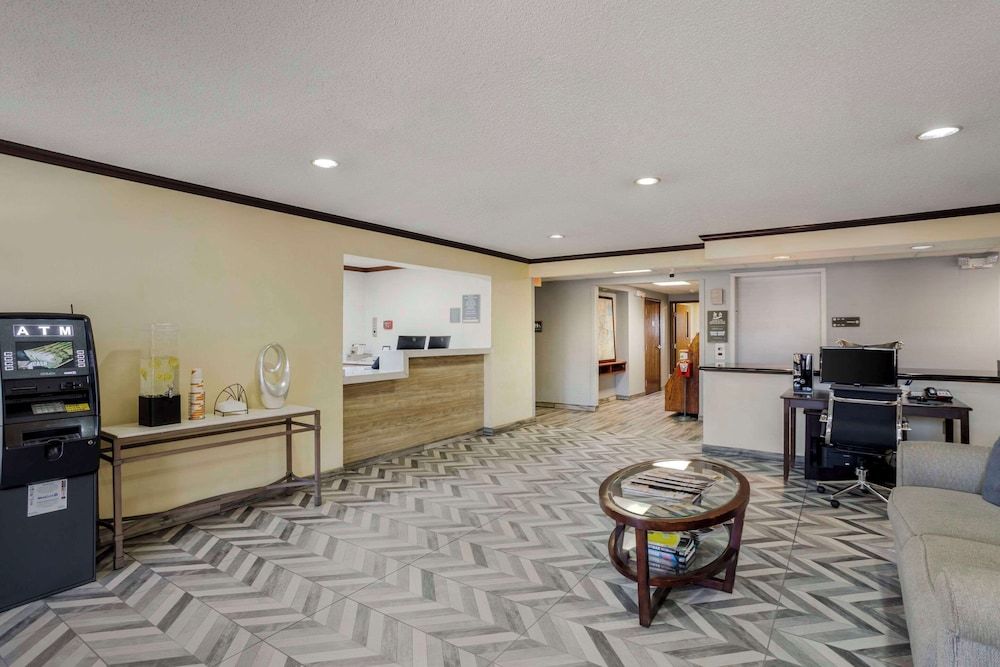 Comfort Inn & Suites 3