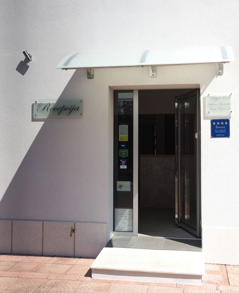 Apartments and Rooms Degra 2