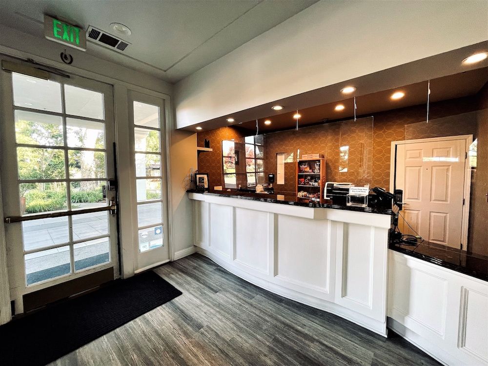 University Park Inn & Suites 2