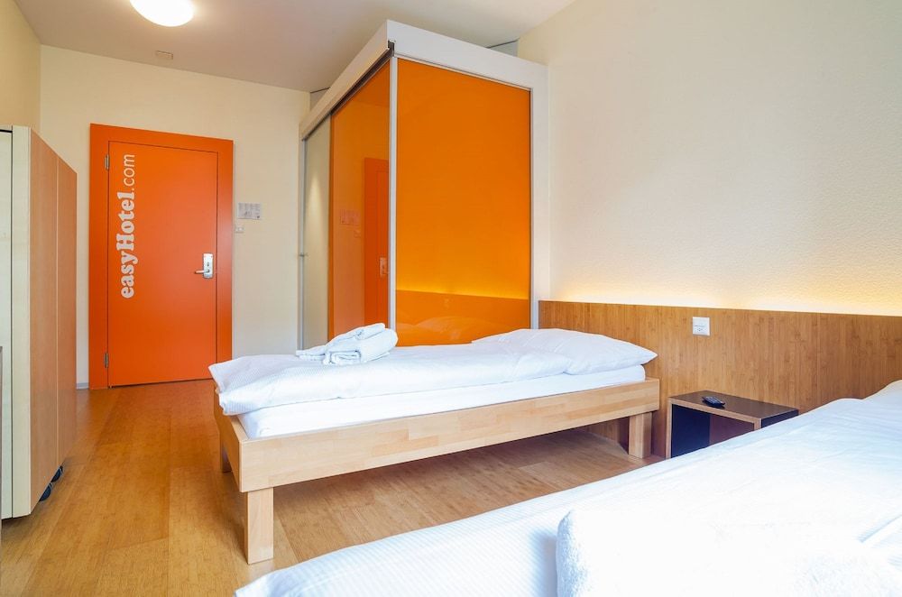 easyHotel Basel City - contactless self check-in 3