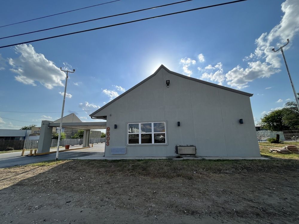 Mid Towne Inn and Suites 2