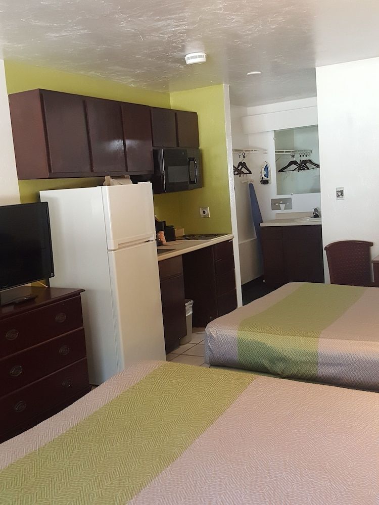 Suburban Studios Tallahassee near University 3