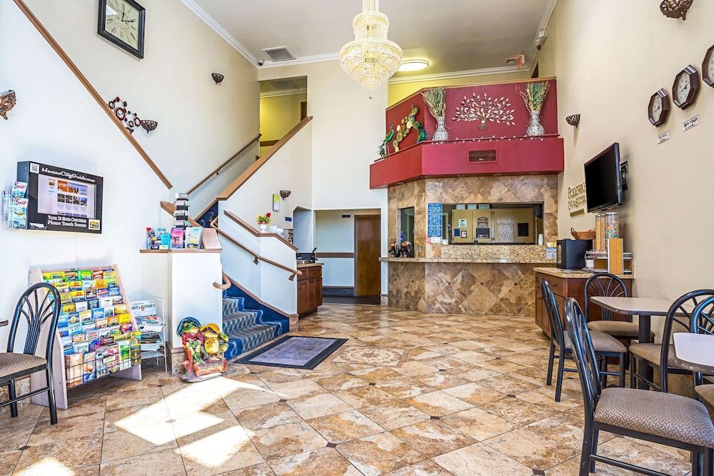 Rodeway Inn and Suites 2