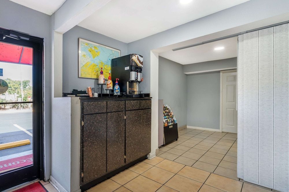 Econo Lodge Inn & Suites 3