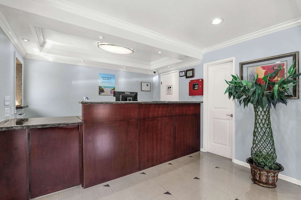 Econo Lodge  Inn & Suites Near Legoland 2