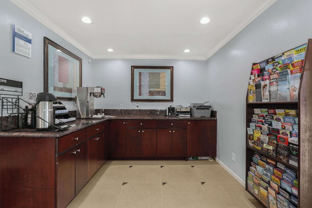 Econo Lodge  Inn & Suites Near Legoland 3