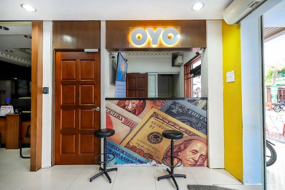 Super OYO 998 Queen City Hotel 2