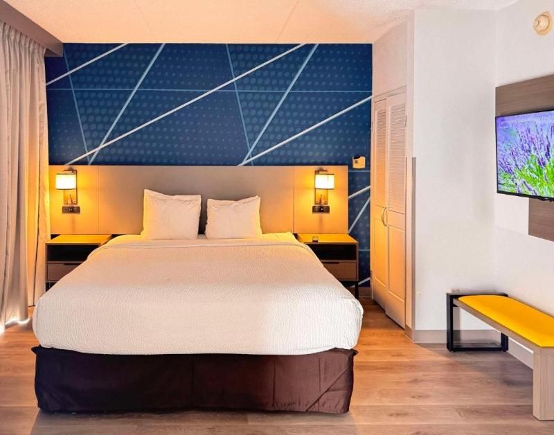 Comfort Inn & Suites 3