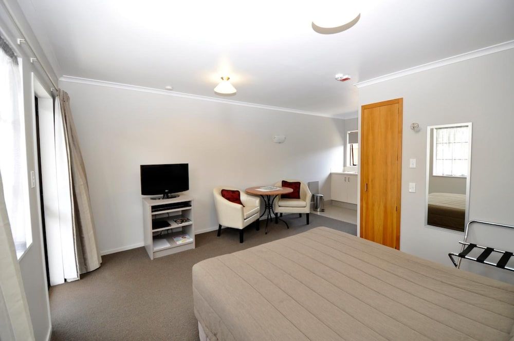 Knightsbridge Court Motor Lodge 2