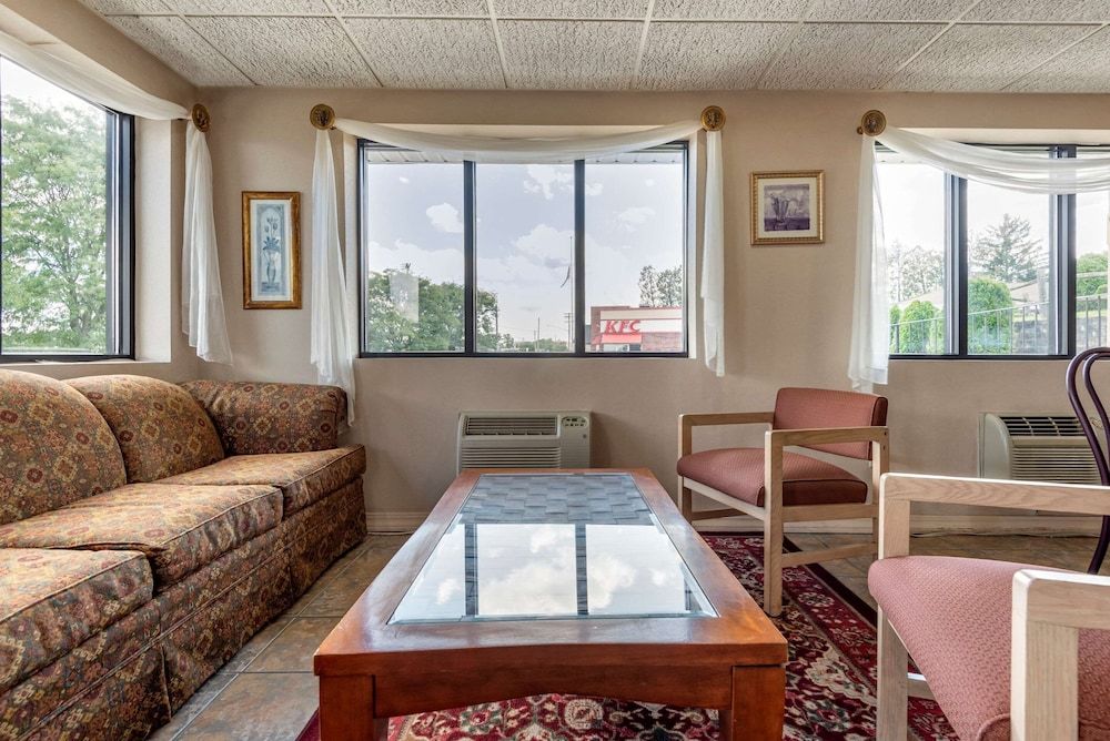 Econo Lodge Dewitt I-90 3