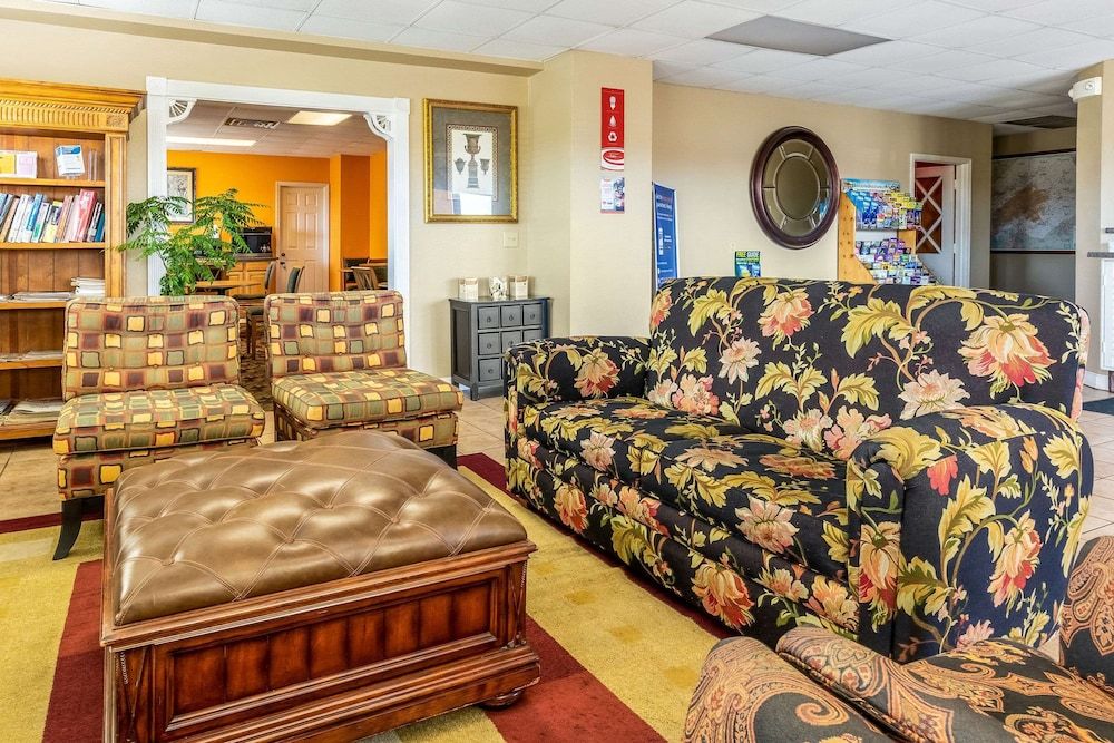 Econo Lodge 3