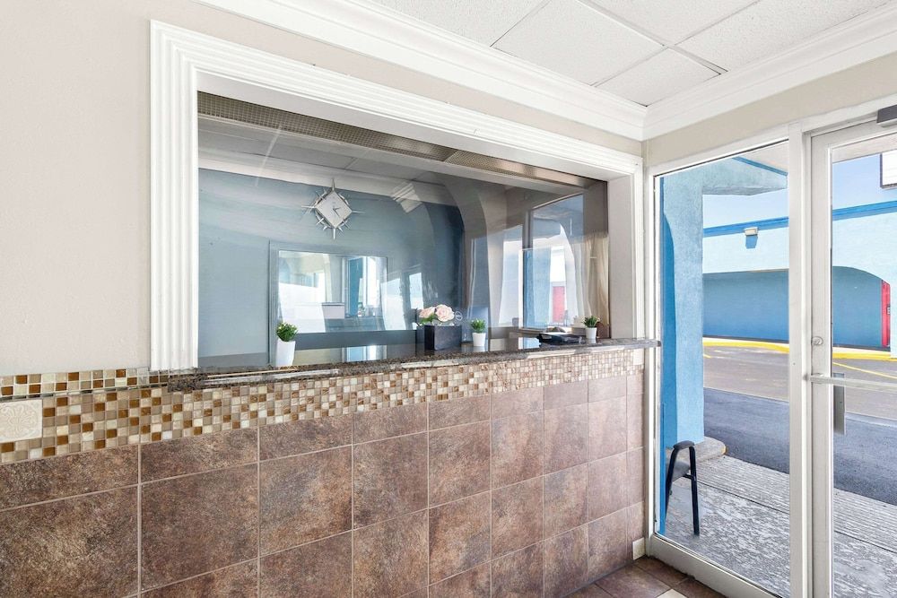 Econo Lodge Galveston Seawall 3