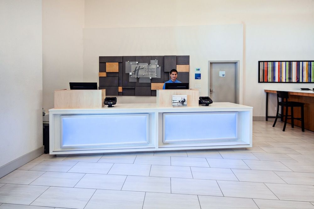 Holiday Inn Express and Suites Rancho Mirage Palm 2