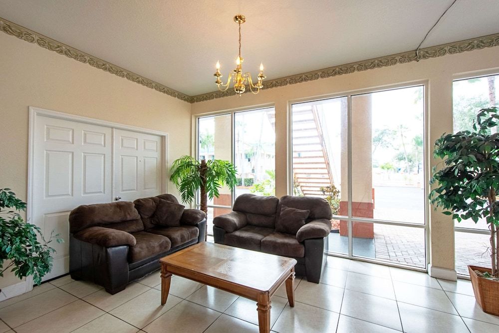 Econo Lodge Inn & Suites 3