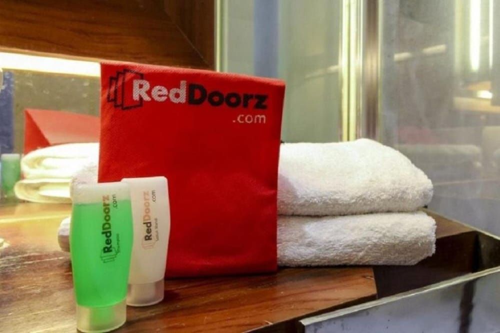 RedDoorz near Supermall Karawaci 2 2
