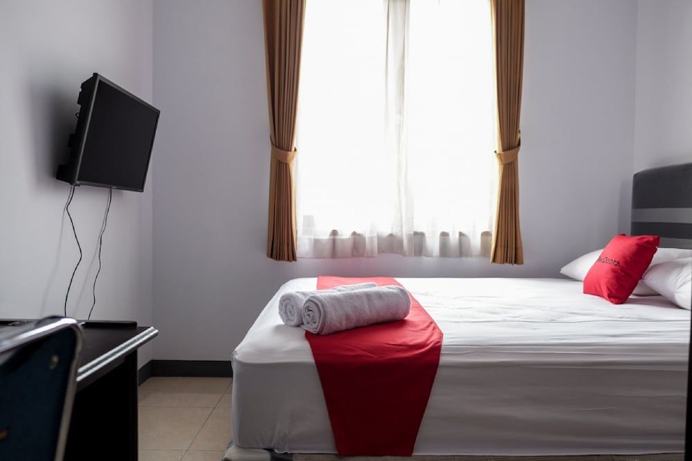 RedDoorz near Supermall Karawaci 2 3