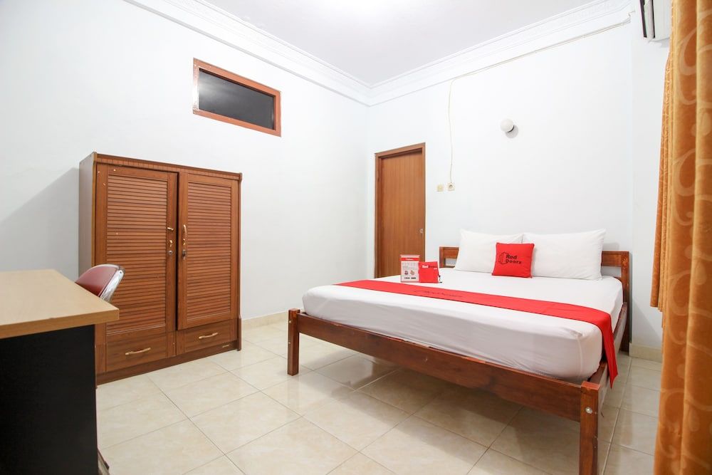 RedDoorz Plus near Alun Alun Selatan 2