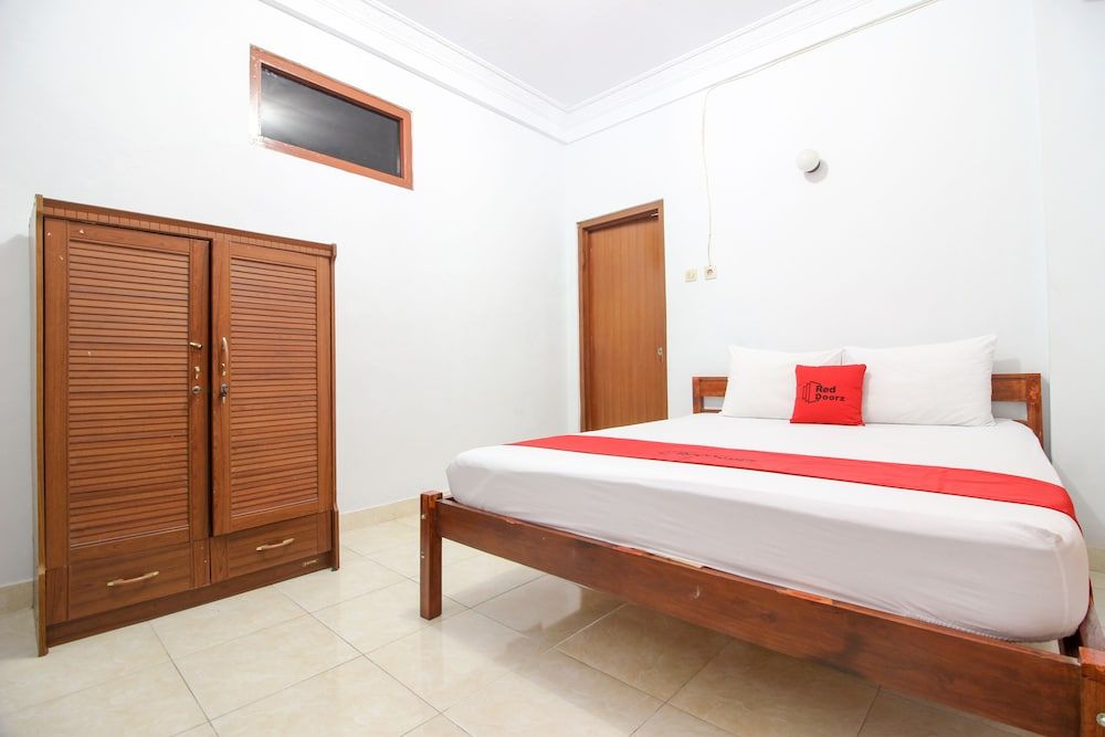 RedDoorz Plus near Alun Alun Selatan 3