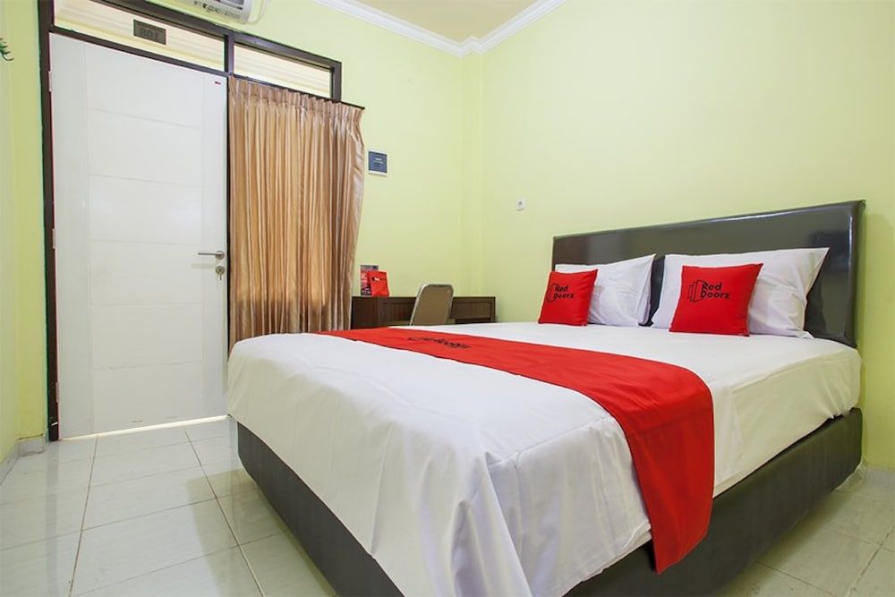 RedDoorz near Petra University 2 1