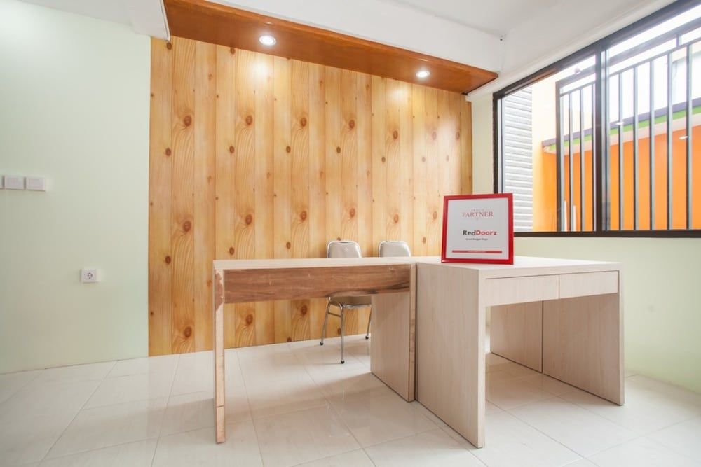 RedDoorz near Petra University 2 2