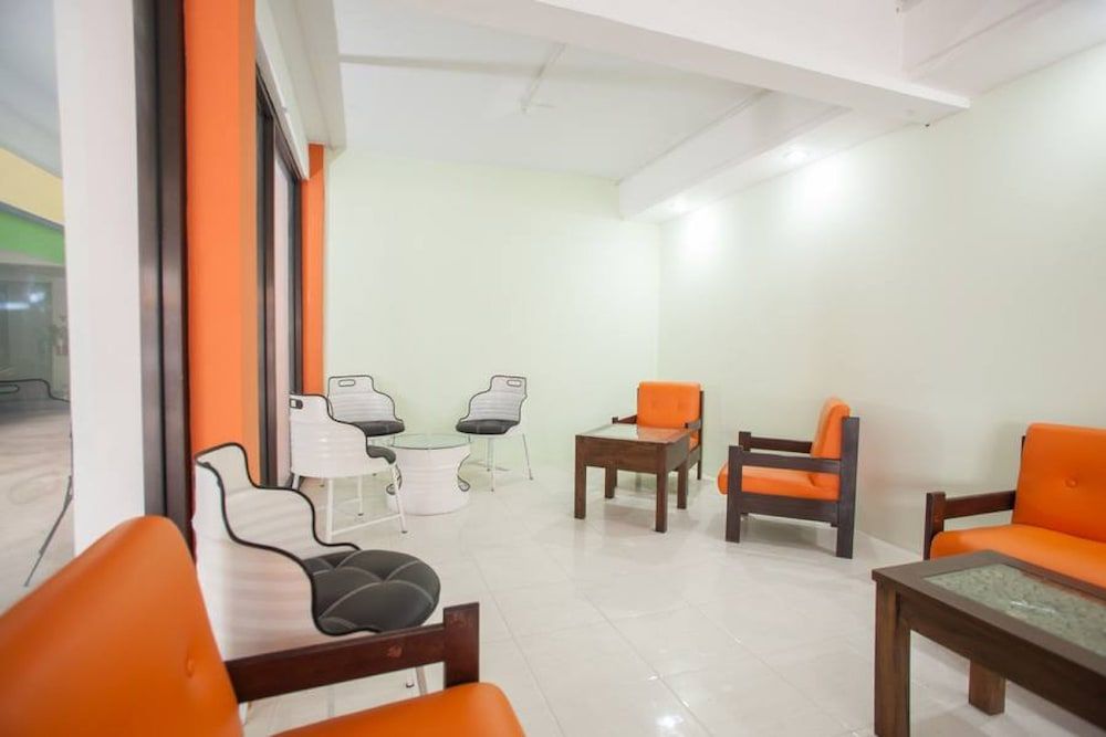 RedDoorz near Petra University 2 3