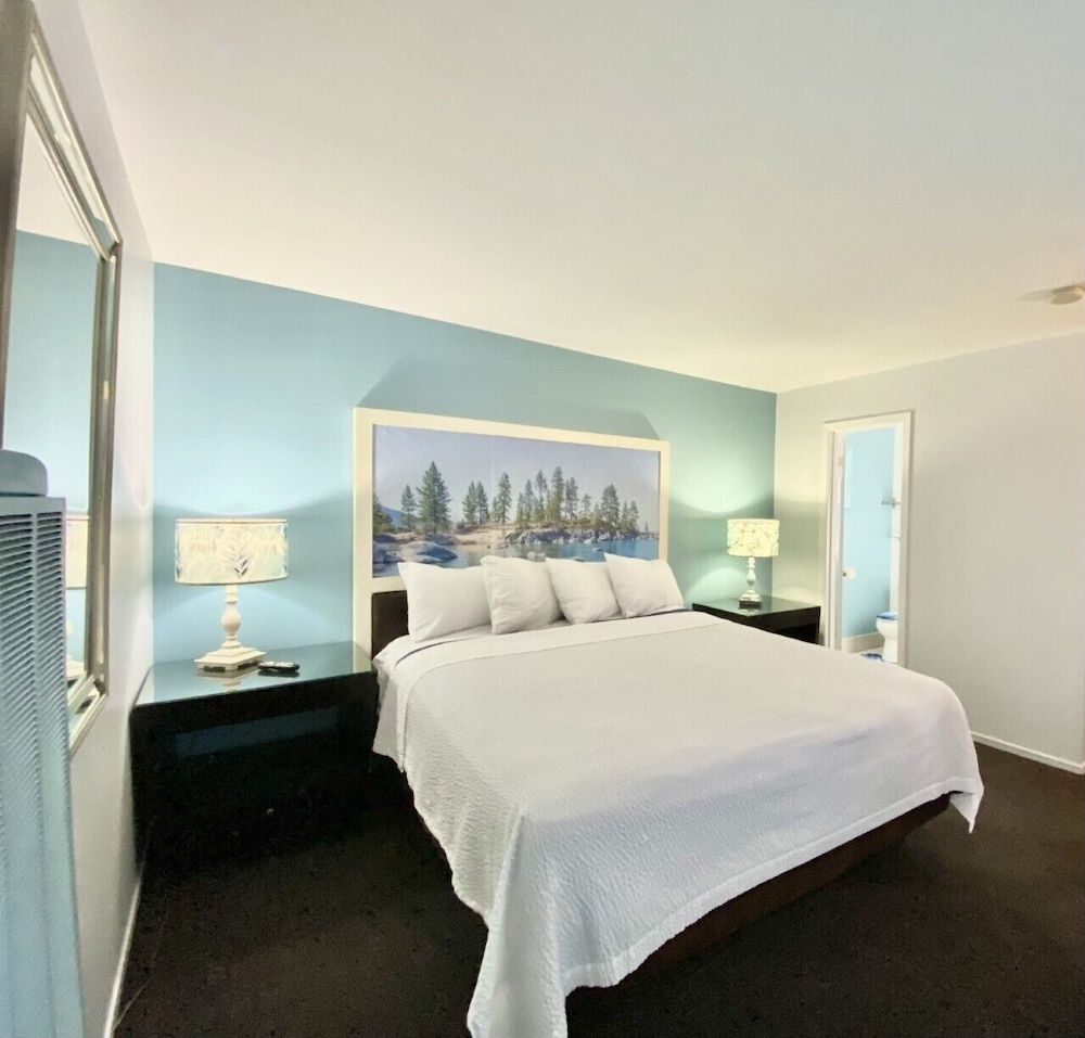 Bluebird Day Inn & Suites 3