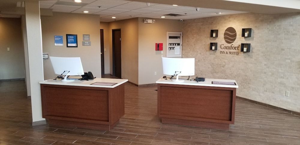 Comfort Inn & Suites 3