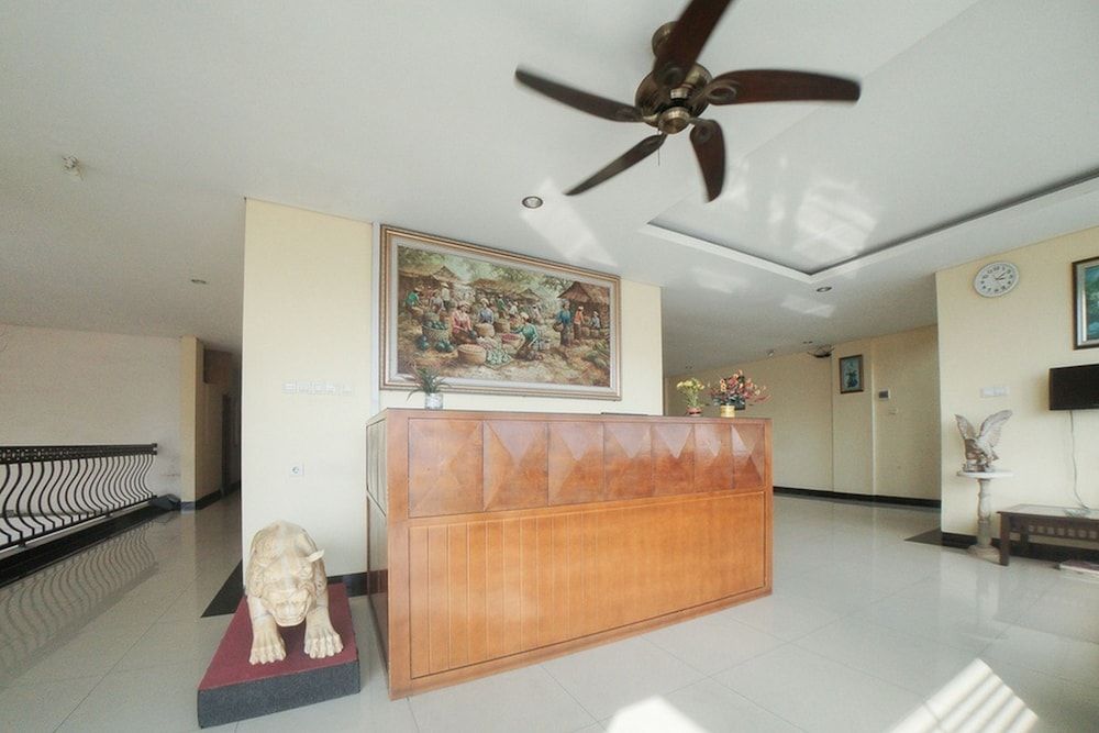 RedDoorz Plus near Green Pramuka Square Mall 3