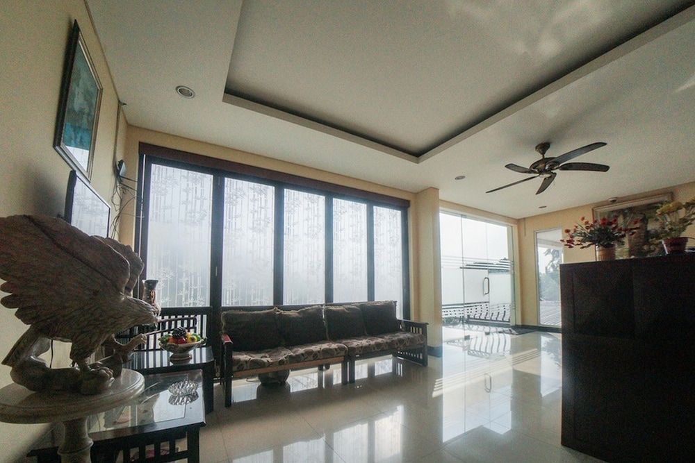 RedDoorz Plus near Green Pramuka Square Mall 2
