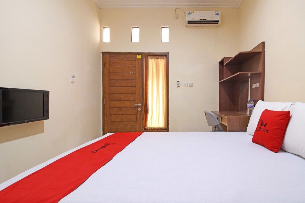 RedDoorz near Hartono Mall 3 2