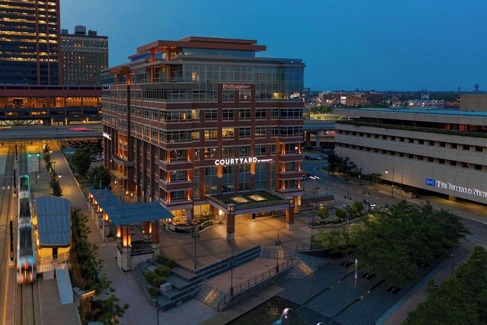 Courtyard Buffalo Downtown / Canalside 1