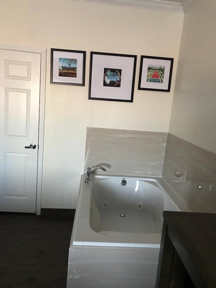 Americas Inn and Suites IAH North 3