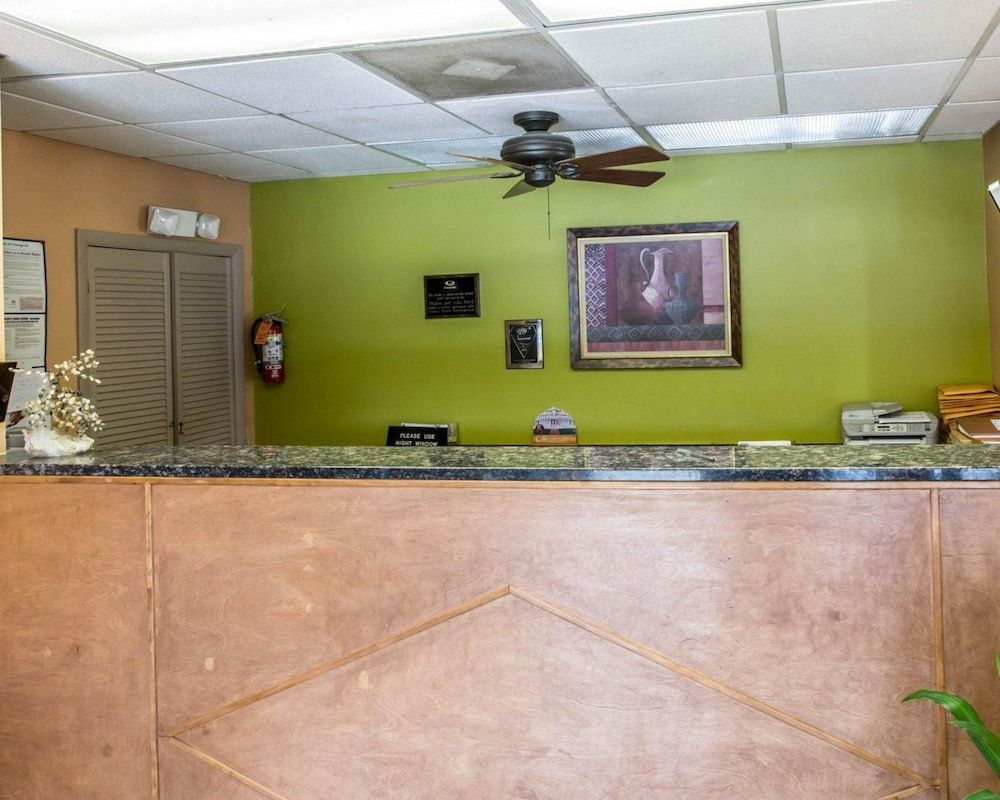 Econo Lodge Biltmore 3