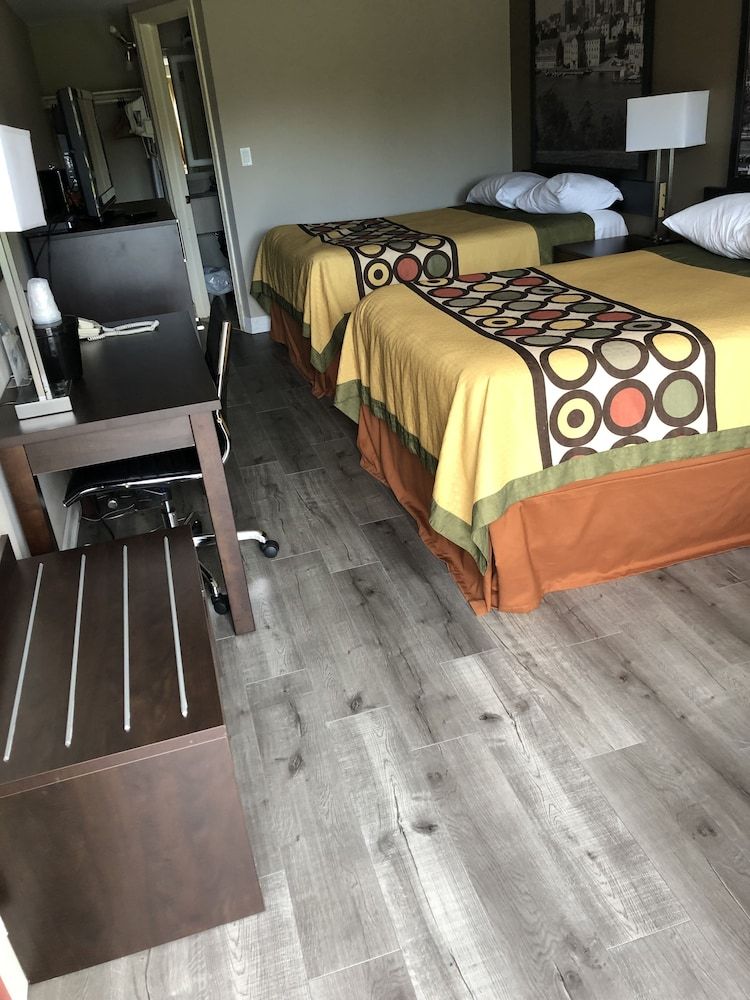 Super 8 by Wyndham Kingston 3