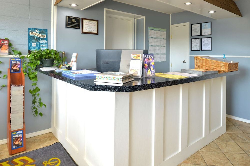 Americas Best Value Inn & Suites Branson - Near the Strip 2