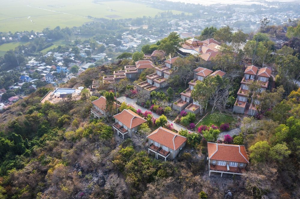 Victoria Nui Sam Lodge