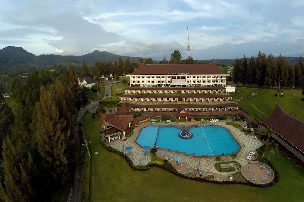 Niagara Hotel Lake Toba & Resorts 1