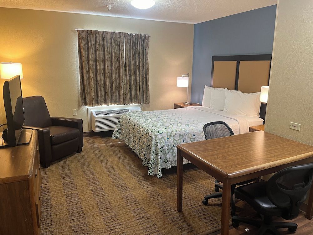 HomeTowne Studios & Suites by Red Roof Greensboro 3