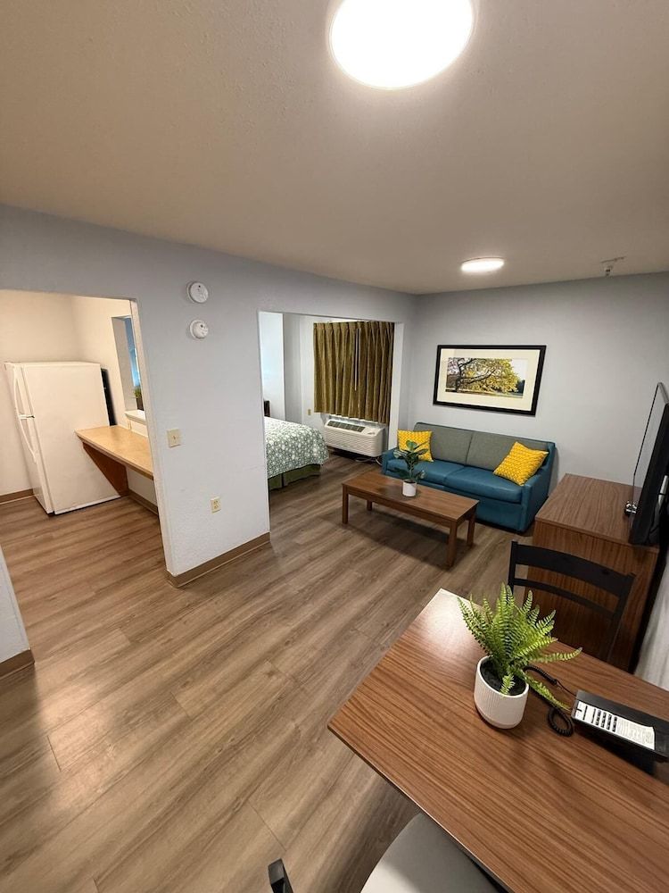 HomeTowne Studios & Suites by Red Roof Greensboro 2 étoiles à Greensboro