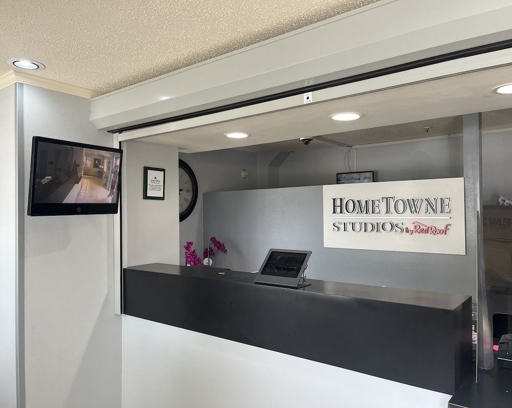 HomeTowne Studios & Suites by Red Roof Greensboro 2