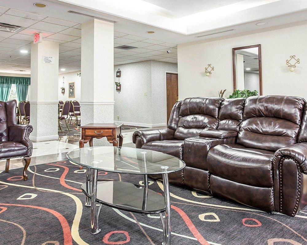 Econo Lodge Inn & Suites 2