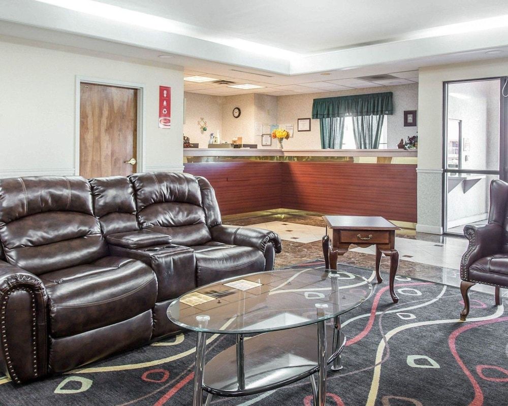 Econo Lodge Inn & Suites 3