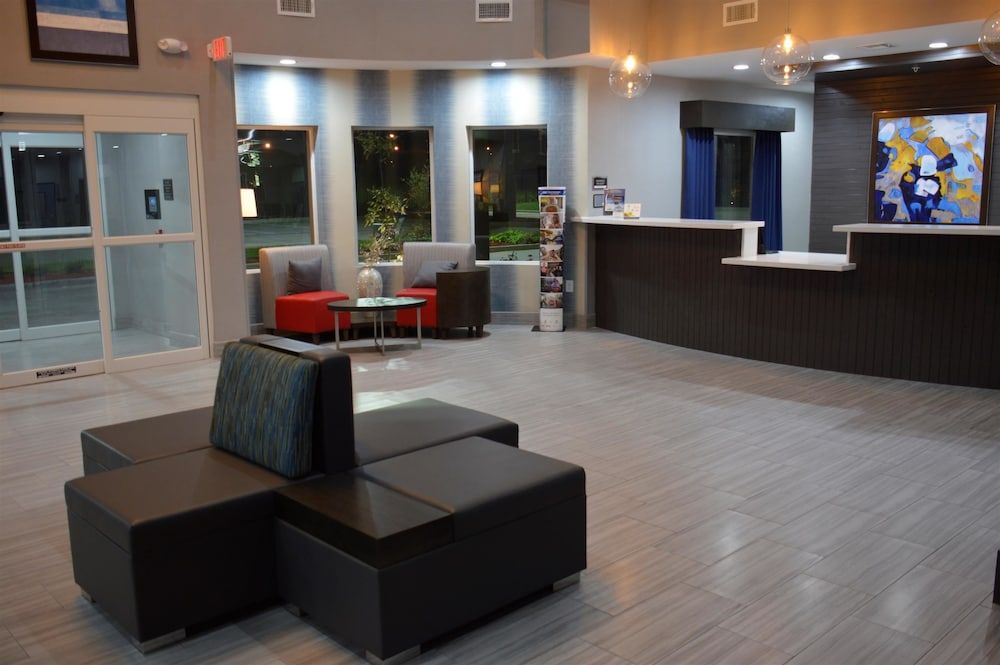 Del-Mar Airport Inn & Suites 3